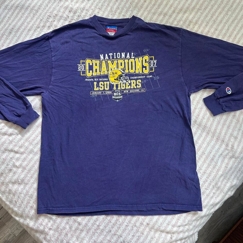 Champion Men's Navy and Blue T-shirt